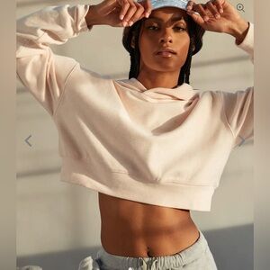 NWT Atoir pink marle cropped hoodie Size 4
$119 retail
#loungewear #athleisure